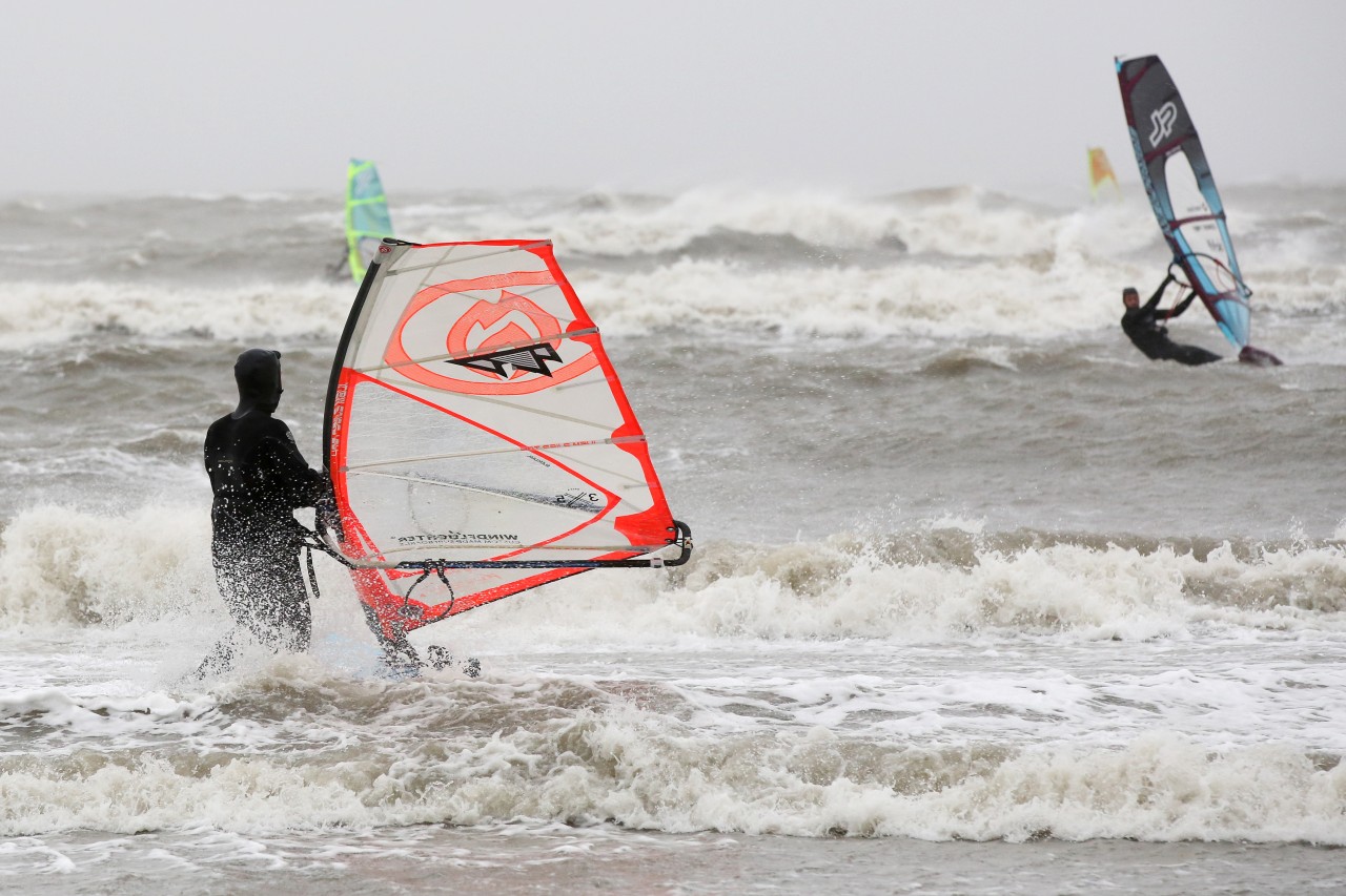 Mutige Kitesurfer auf der Nordsee.