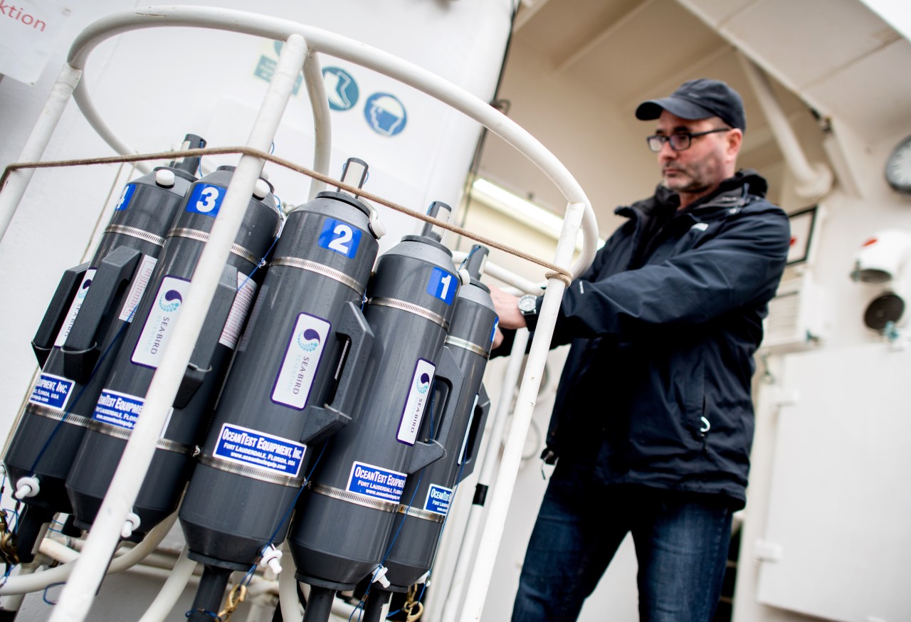 Nordsee: Matthias Brenner, Mitarbeiter am Alfred-Wegener-Institut und Leiter der Forschungsfahrt, zeigt die Funktion eines Wasserprobennehmers.