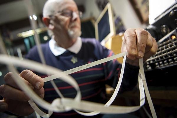 Nordsee:  Fritz Deiters, Vorsitzender Museum Norddeich Radio, hält den Druck eines Streifenschreibers mit der Aufschrift "Frohe Weihnachten" in der Hand