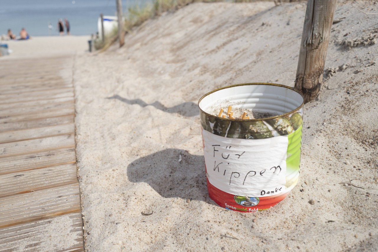 Lieder werfen die wenigsten Strandbesucher ihre Kippen in Eimer.