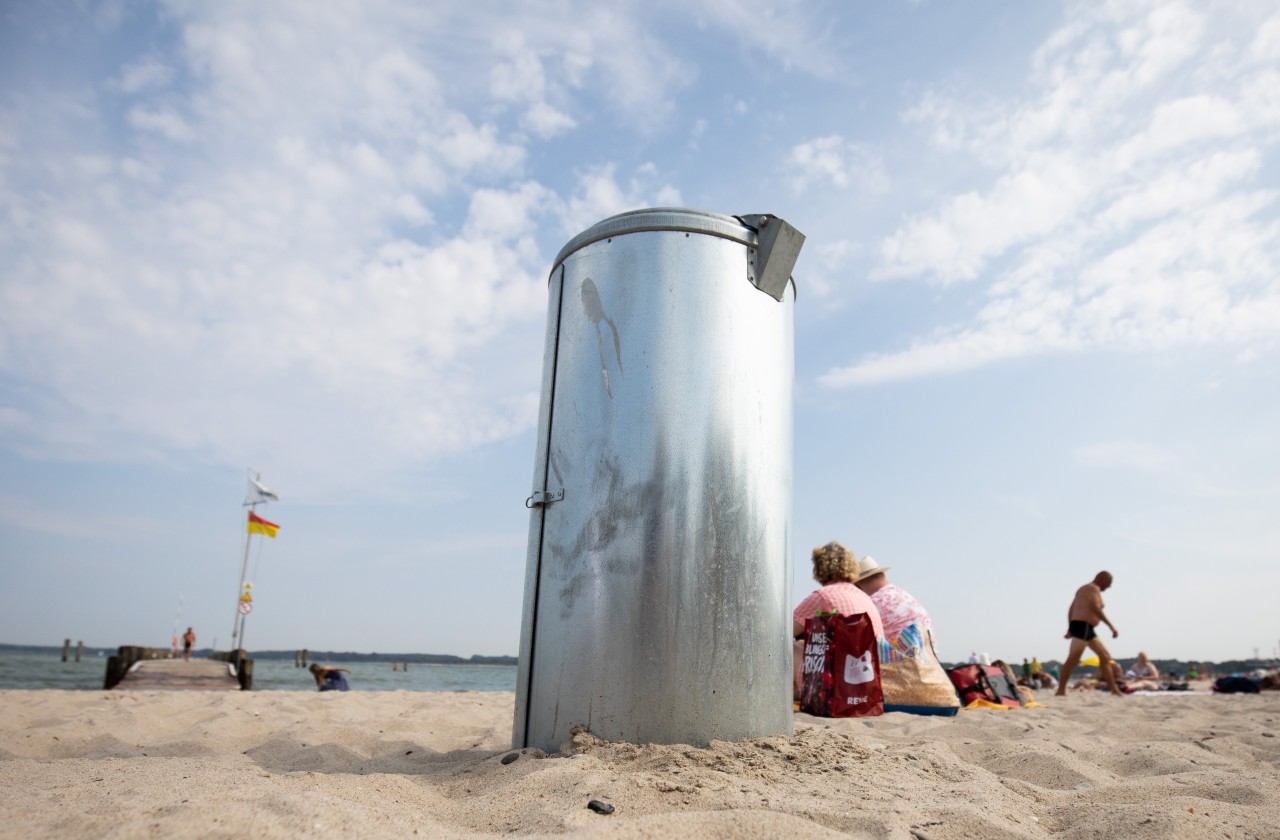 Mehr Mülltonnen sollen am Strand von Travemünde Abhilfe schaffen.