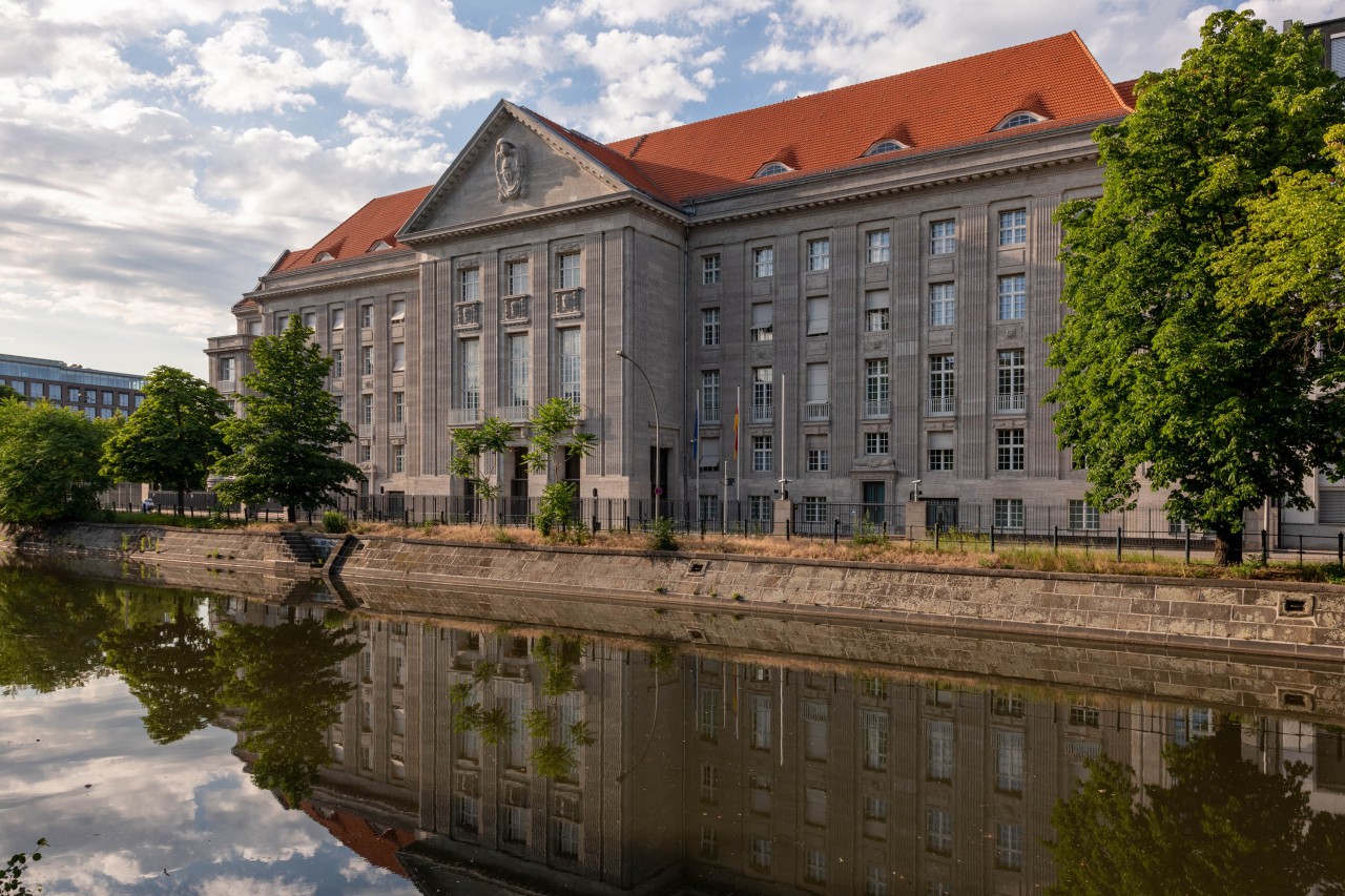 Statt „Notruf Hafenkante“ übertragt das ZDF den Großen Zapfenstreich vom Gelände des Verteidigungsministeriums in Berlin.