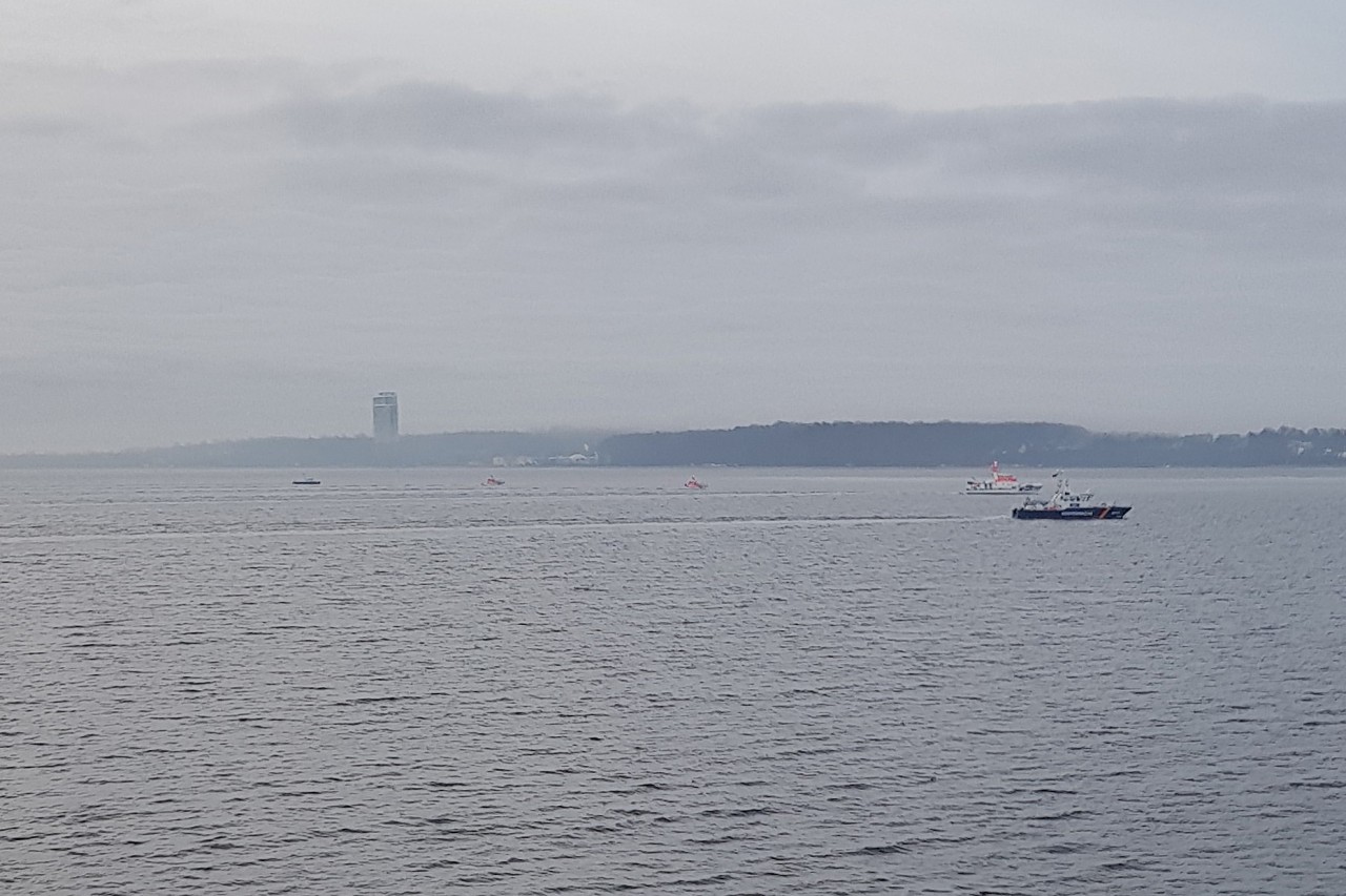 Blick auf die in parallelen Streifen suchenden Einheiten vor Timmendorfer Strand und Scharbeutz an der Ostsee.