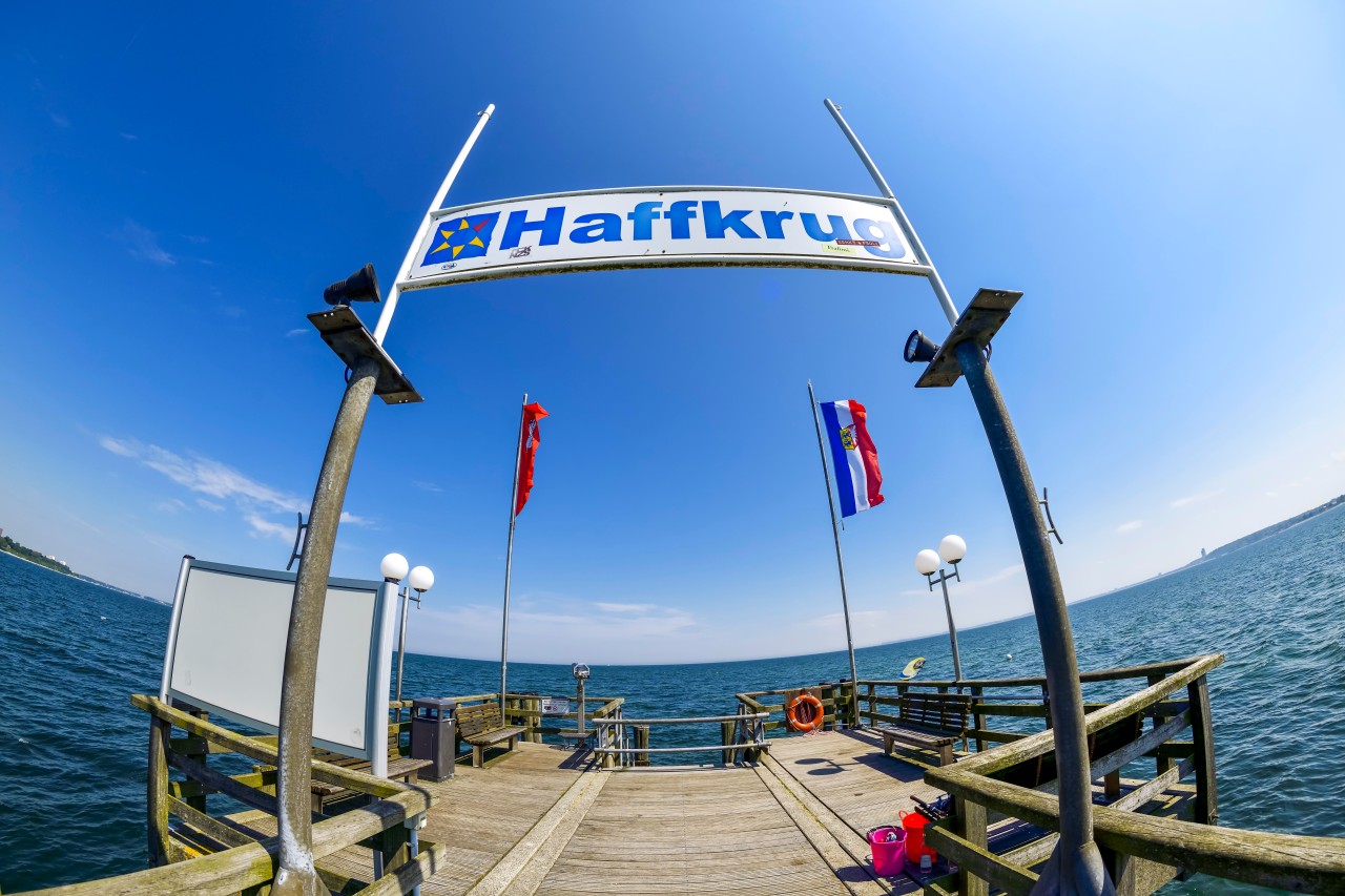 Viele Ostsee-Urlauber trauen um die alte Brücke in Haffkrug. 