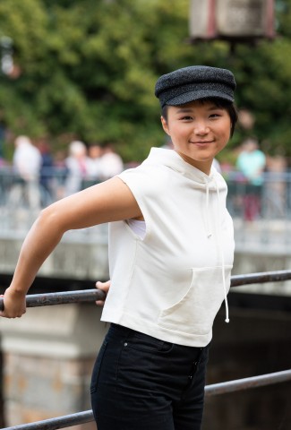 Die Schauspielerin Yun Huang lächelt am Rande der Dreharbeiten für den Vorspann der ARD-Telenovela „Rote Rosen“ (Archivfoto).