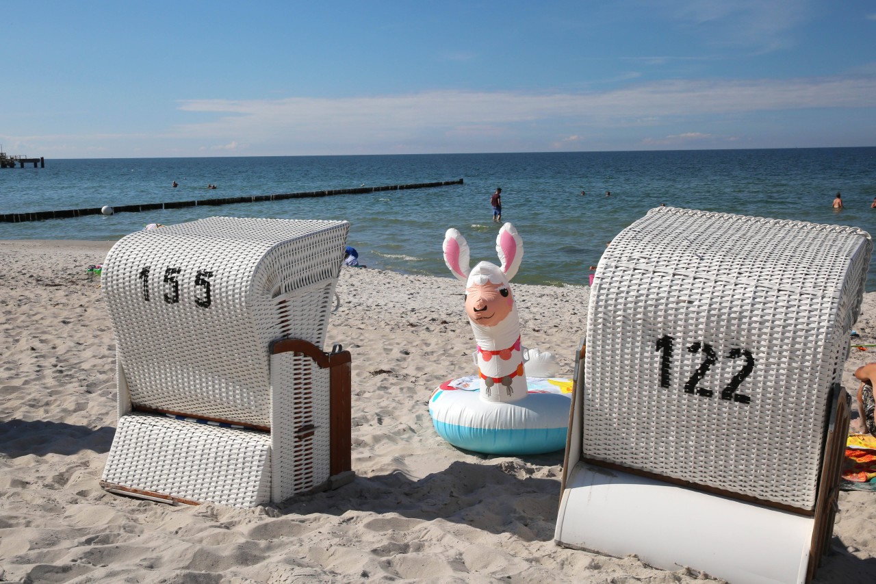 Einer Familie auf Rügen wurden Dinge aus dem Strandkorb gestohlen. 