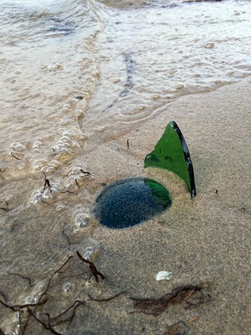 Am Strand von Rügen kann barfuß laufen gefährlich werden.