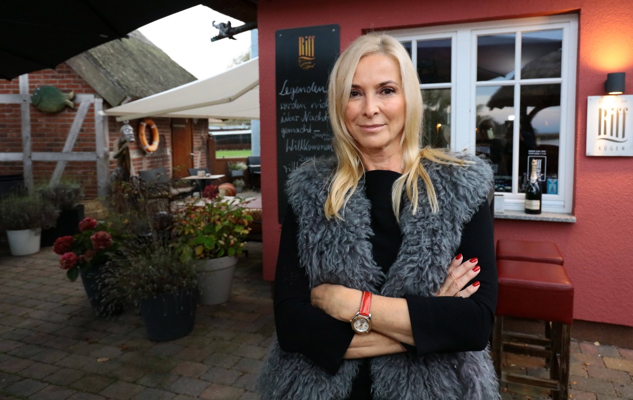 Gesine Lippert in Ralswiek auf Rügen vor ihrem Restaurant „Riff“.