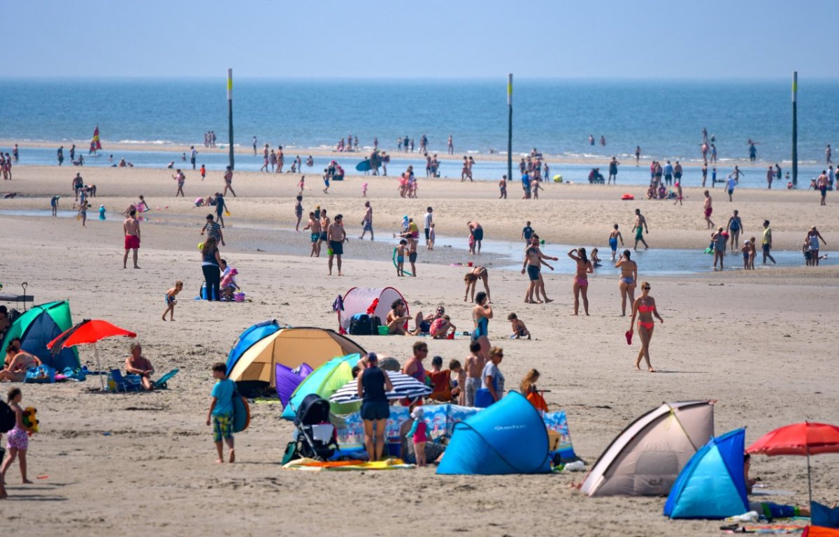 Sankt Peter-Ording (SPO) Corona Schleswig-Holstein Urlauber Tourismus Ort Strand Kiter Hunde