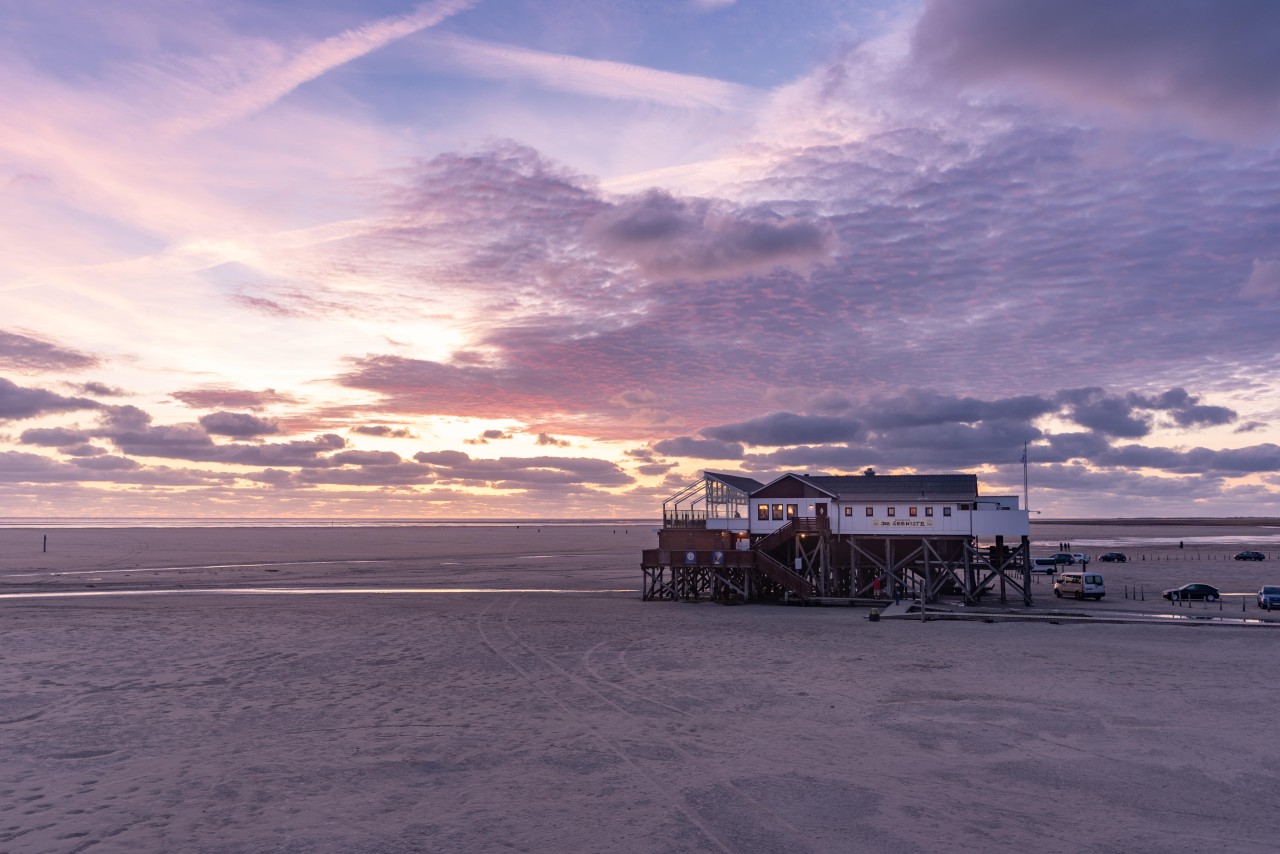 Pfahlbauten am Strand von Sankt Peter-Ording an der Nordsee.