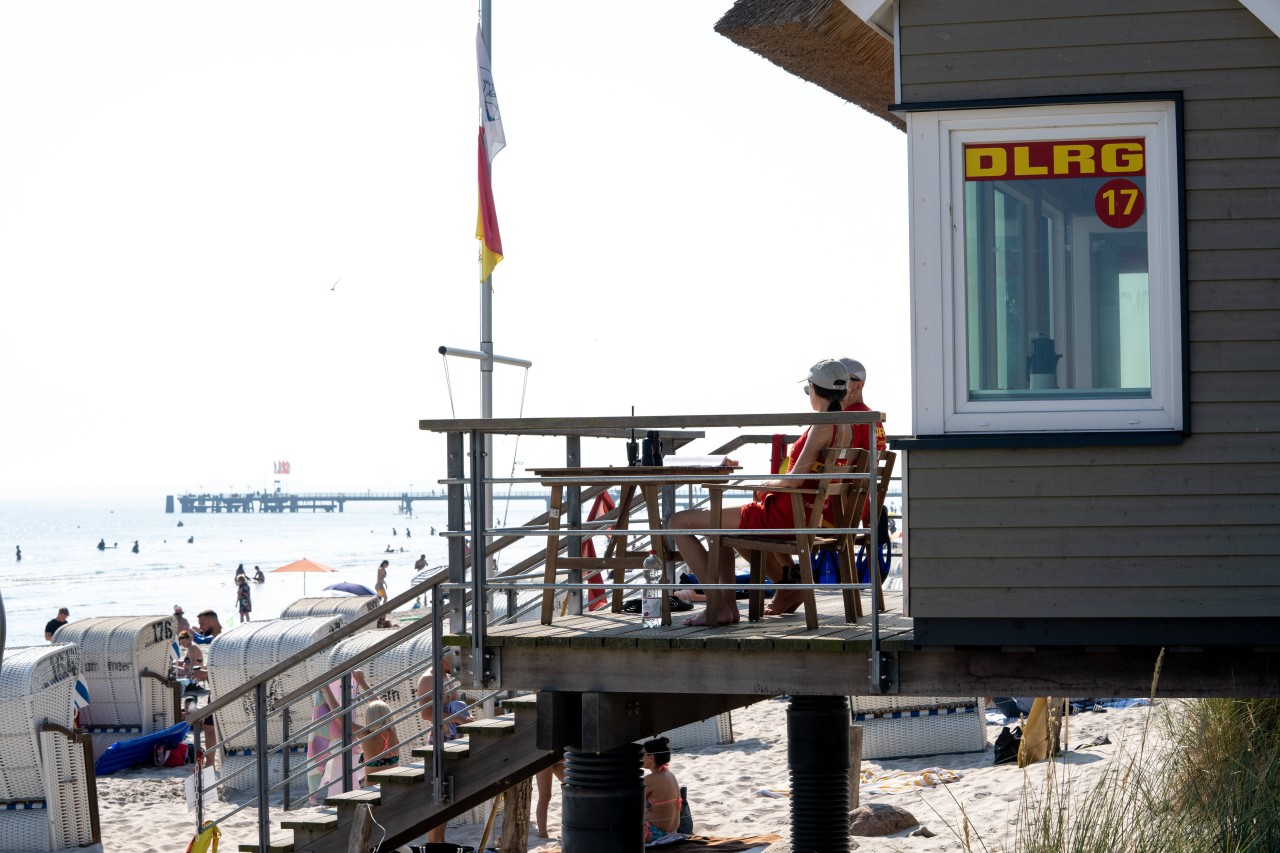 Rettungsschwimmer der DLRG an der Ostsee.