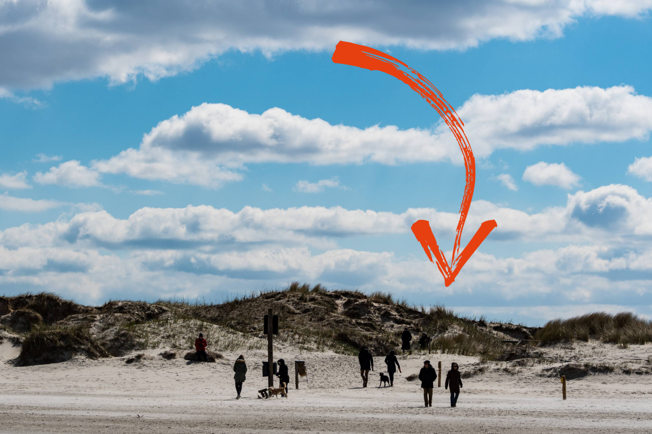 In Sankt Peter-Ording spazieren einige einfach durch die geschützten Dünen (Symbolbild).