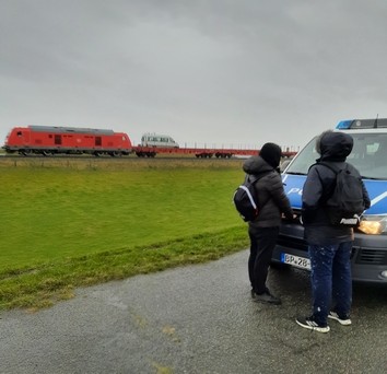 Bundespolizei stellt Fußgänger auf Hindenburgdamm fest.