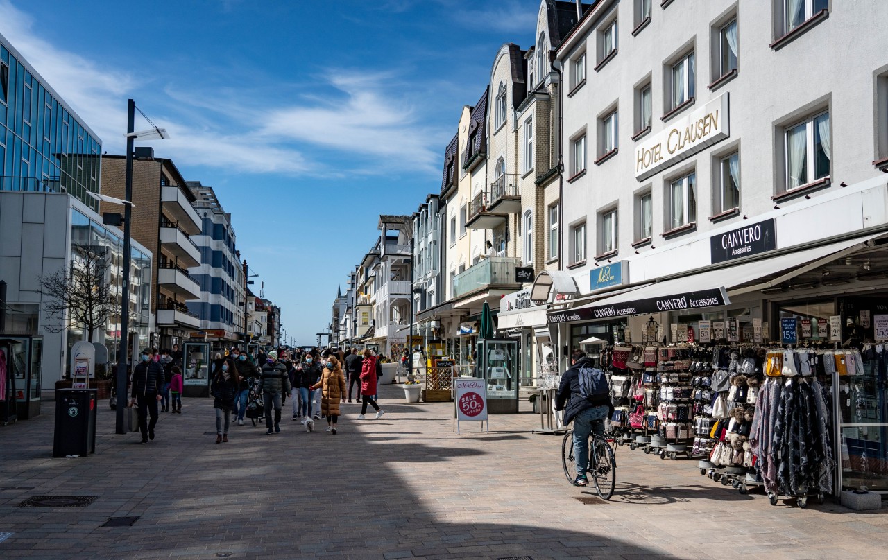 Passanten in der Friedrichstraße. Ein Teil der Straße soll zur Begegnungszone werden