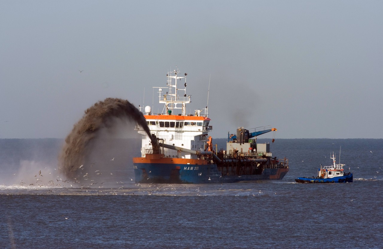 Ein Hopperbagger saugt das Sand-Wasser-Gemisch vor Sylt auf.