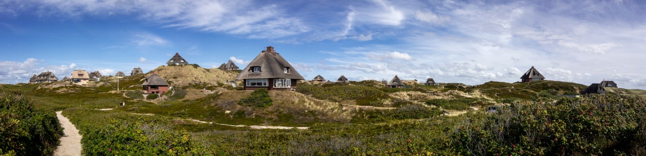 Typische Reetdachhäuser auf Sylt. Nicht selten stehen sie lange Zeit leer.