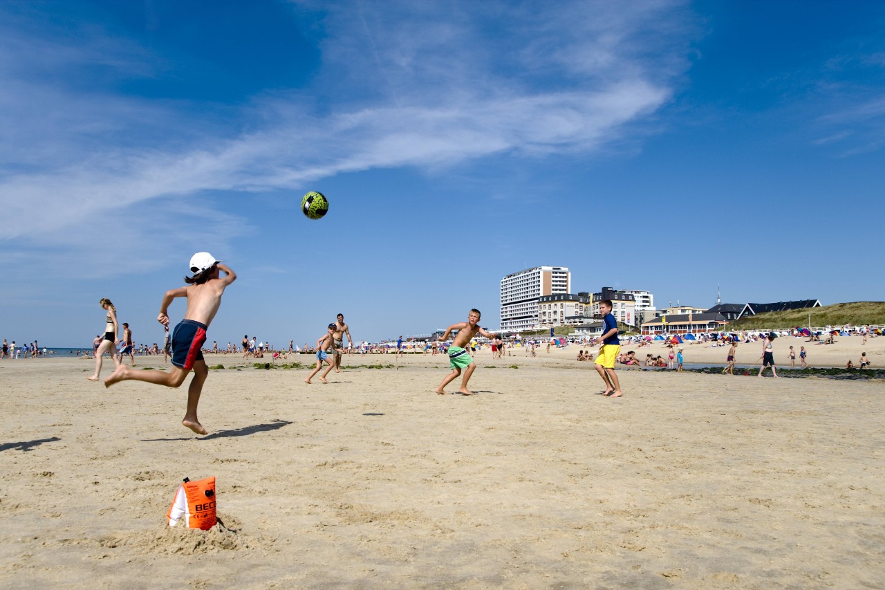 Kinder spielen am Strand von Sylt