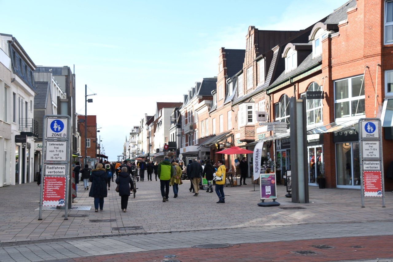 Sylt: Besucher sind auf der Friedrichstraße in Westerland unterwegs.