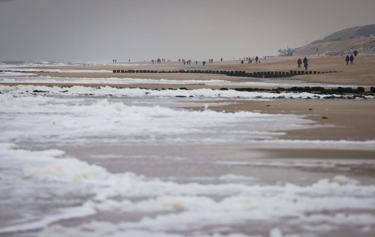 Am Strand von Westerland auf Sylt formierten sich knapp 300 Menschen, um ein Zeichen zu setzen. (Symbolbild)