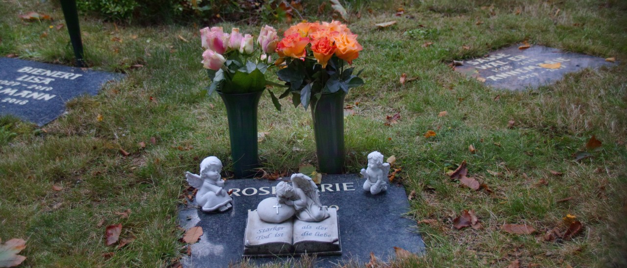 Auf einem Friedhof in der Nähe von Timmendorfer Strand haben Besucher schon häufiger Blumen mitgehen lassen.