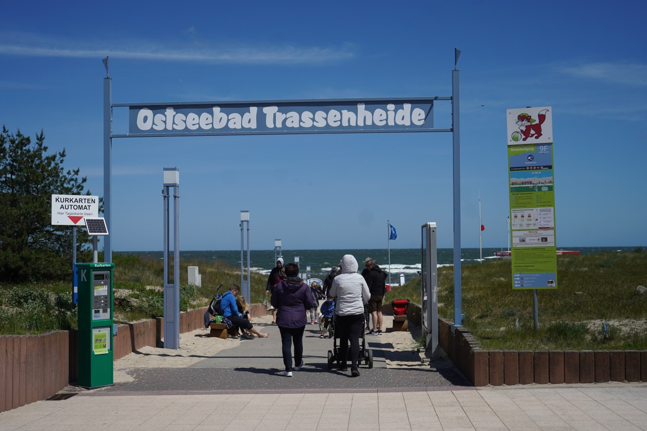 Usedom: An der Strandpromenade von Trassenheide sollen mehrere Menschen mehrmals ausgiebig gefeiert haben (Symbolbild). 