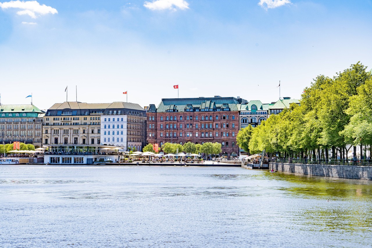 Die Binnenalster in Hamburg bei schönstem Wetter.