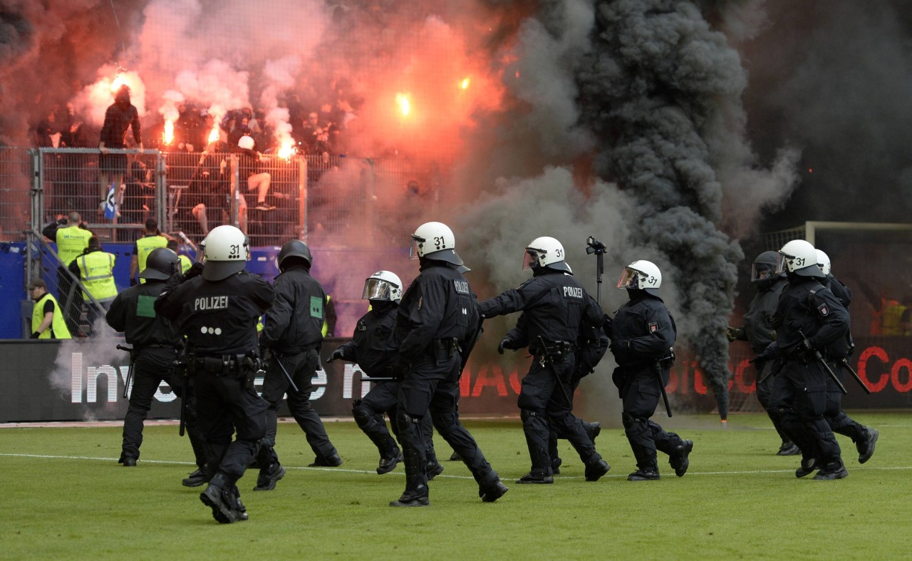 Tränen, Frust, Ausschreitungen: Der erste Abstieg des HSV endete im Chaos.