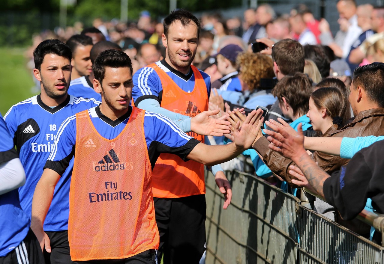 Die Fans liebten ihn – und plötzlich ekelte er sich aus dem Verein. Hakan Calhanoglu ist bis heute in Hamburg ein rotes Tuch.