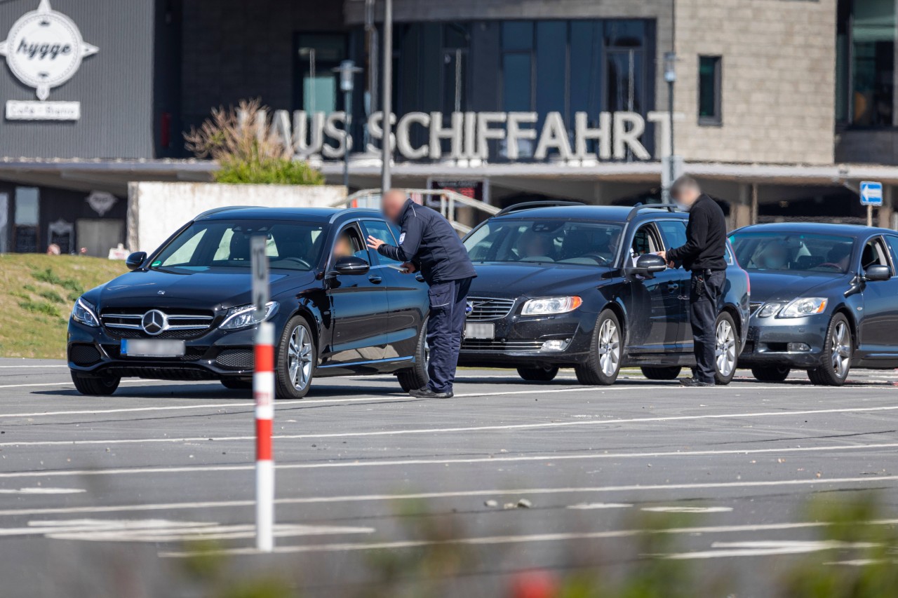 Das Ordnungsamt kontrolliert Menschen auf dem Weg nach Norderney. 