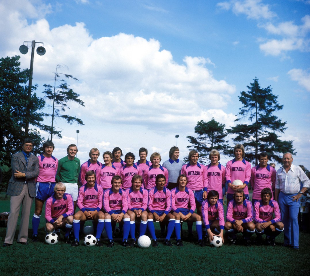 Trikots, so schön wie eine Nagelbett-Entzündung. Der HSV durfte zwei Jahre in rosa-blau spielen.