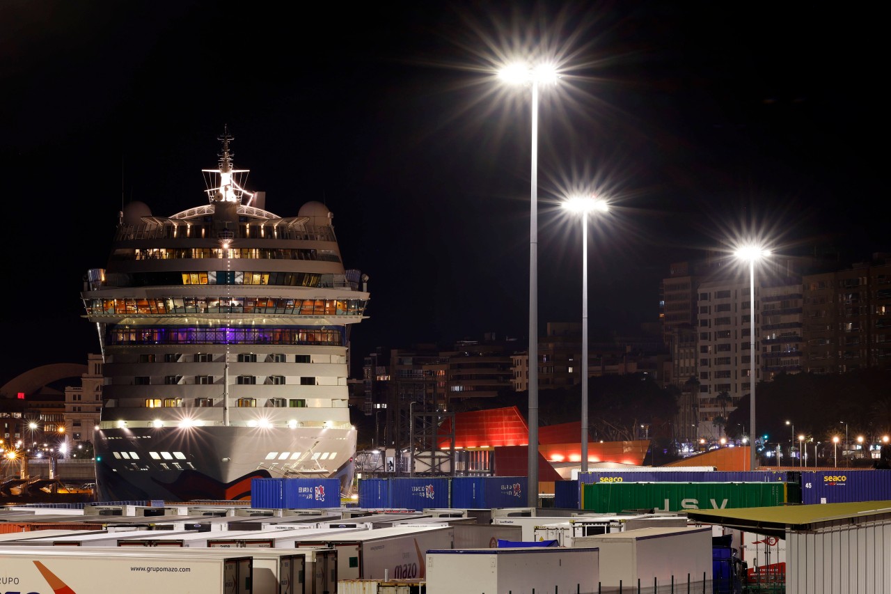 Die „Aida Nova“ erreichte am Dienstagabend früher als geplant Teneriffa (hier im Hafen von Santa Cruz).