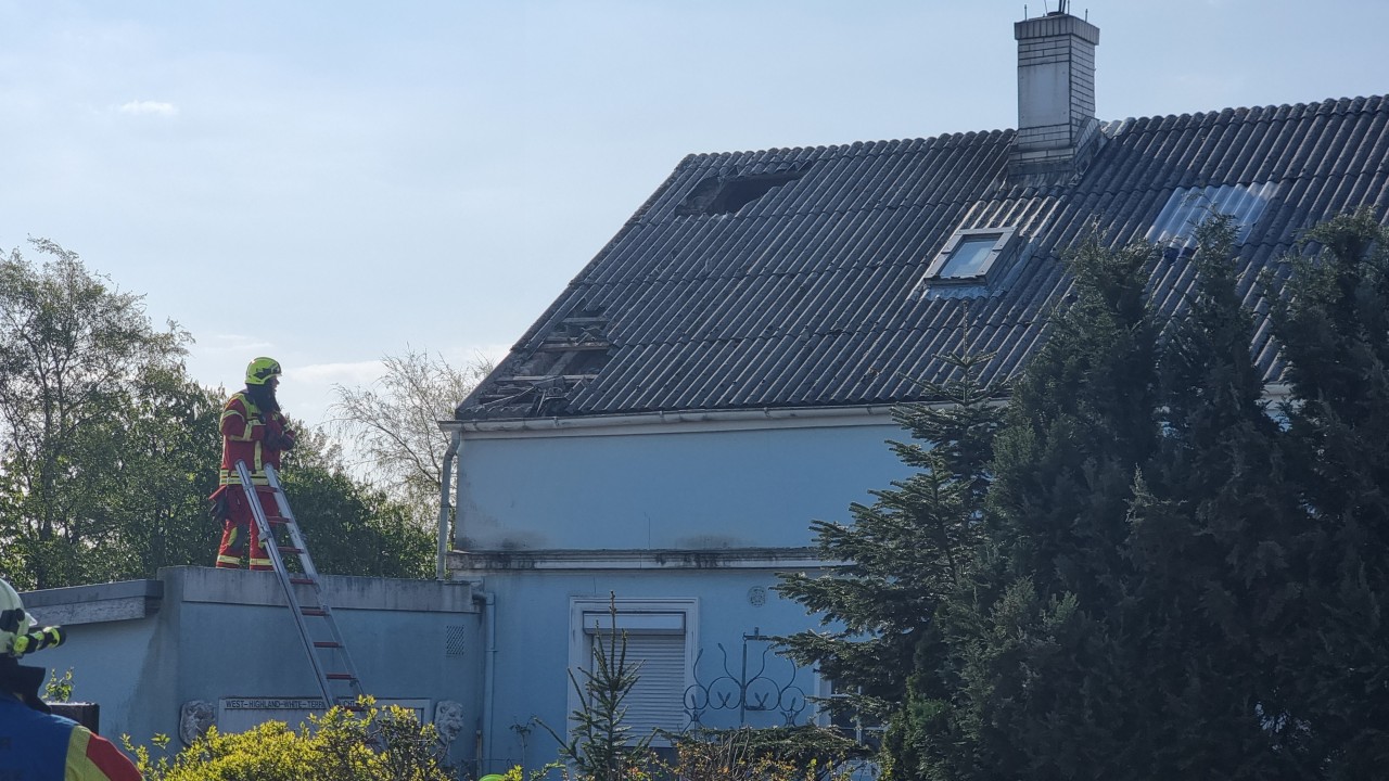 Blick auf das beschädigte Dach in Marne in Dithmarschen. Blick auf das beschädigte Dach in Marne in Dithmarschen.
