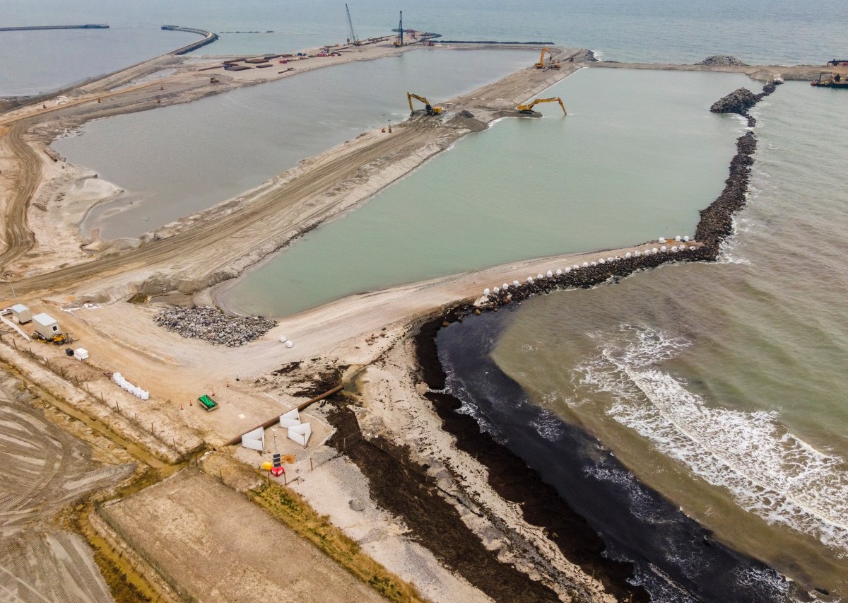 Auf Fehmarn wird schwer gegraben., Auf der Baustelle des Ostseetunnels auf Fehmarn wird Ackerboden abgetragen.