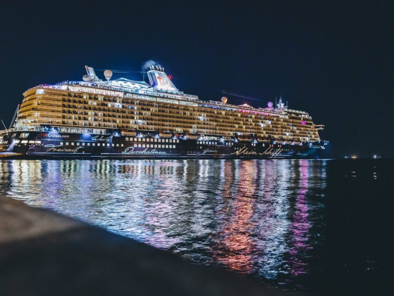 Mein Schiff nachts.jpg