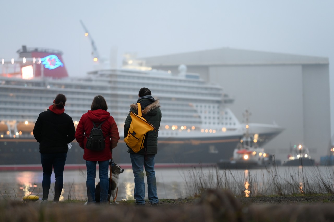 Der neue Kreuzfahrt-Dampfer auf dem Weg in die Nordsee.