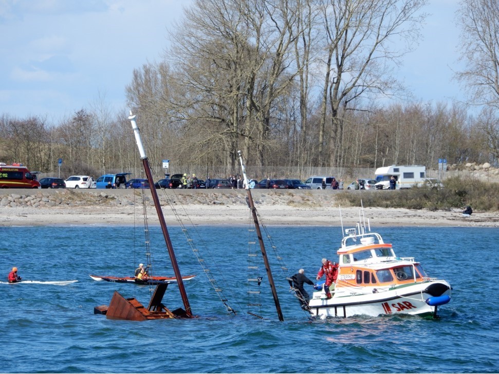 Nordsee und Ostsee: Kürzlich wurden zwei Segler in der Kieler Förde von ihrem sinkenden Segelschiff gerettet – bei nur fünf Grad Wassertemperatur. 