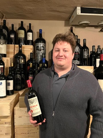 Niklas Seckler zeigt den teuersten Wein (oben), einen Patrimony für 27.000 Euro und einen „günstigeren“ Petrus für 10.000 Euro.