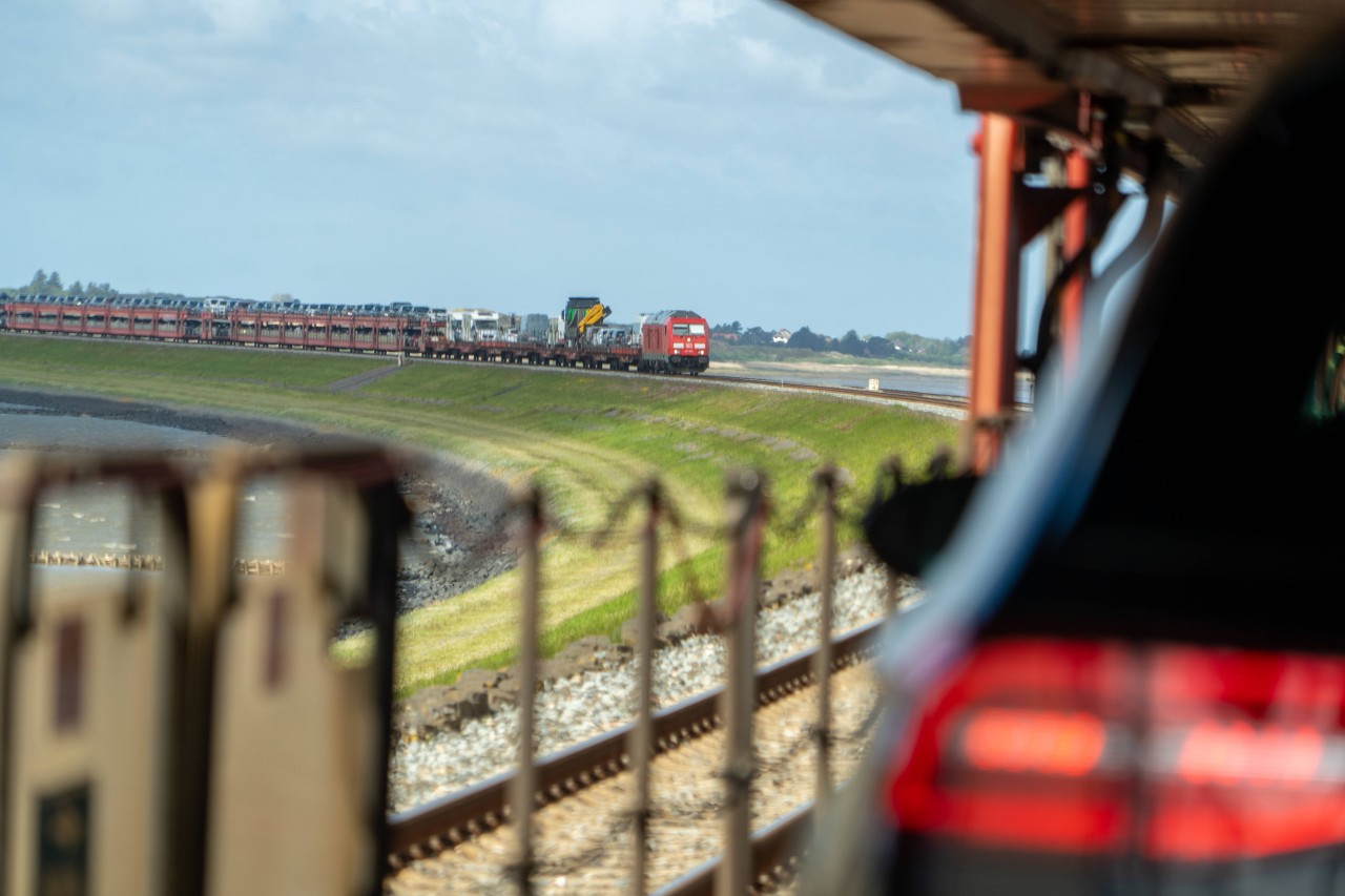 Ein Sylt-Shuttle der DB auf dem Hindenburgdamm.