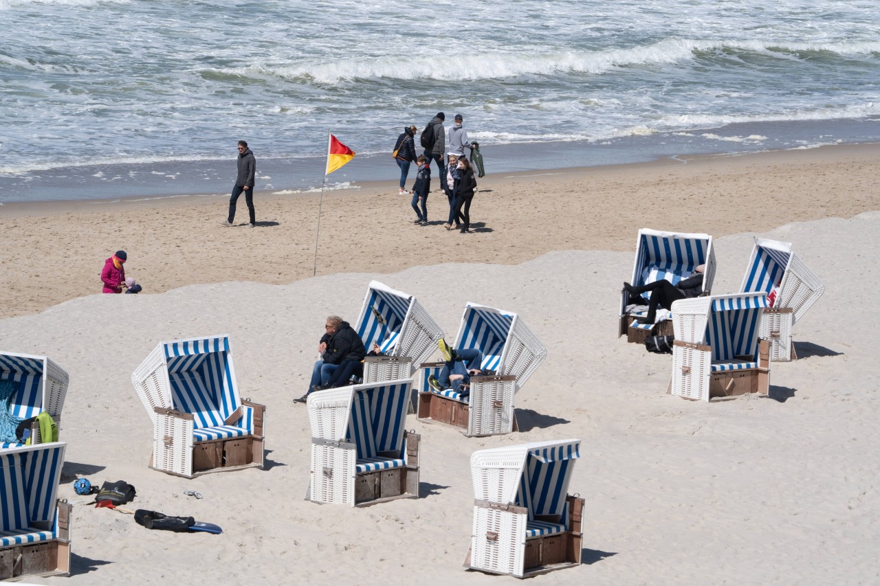 Manche Menschen auf Sylt scheinen ihre Strandkörbe zu „reservieren“.