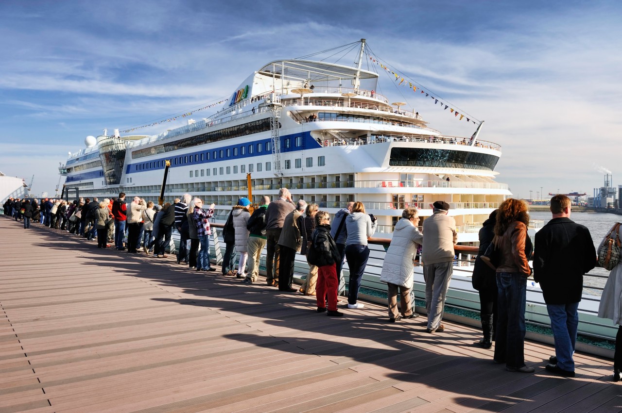 Besucher am Kreuzfahrtterminal Cruise Center Altona bestaunen die „Aida Luna“.