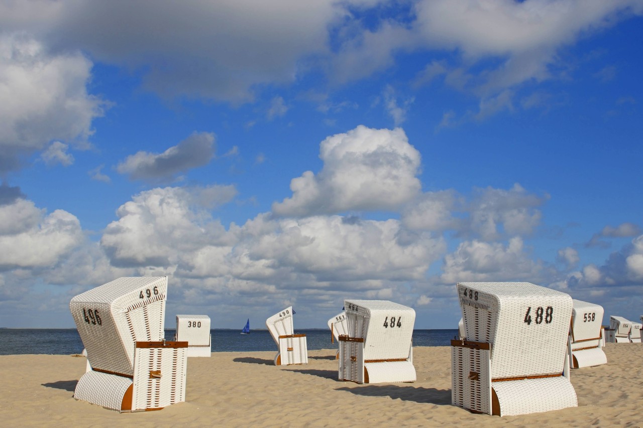 Strandkörbe an der Nordsee – Von Hamburg kann man mit dem Zug in weniger als zwei Stunden an den Strand reisen. 