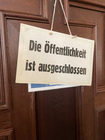 Der Prozess findet unter Ausschluss der Öffentlichkeit statt, um das Opfer und die zum Tatzeitpunkt teils jugendlichen Täter zu schützen.