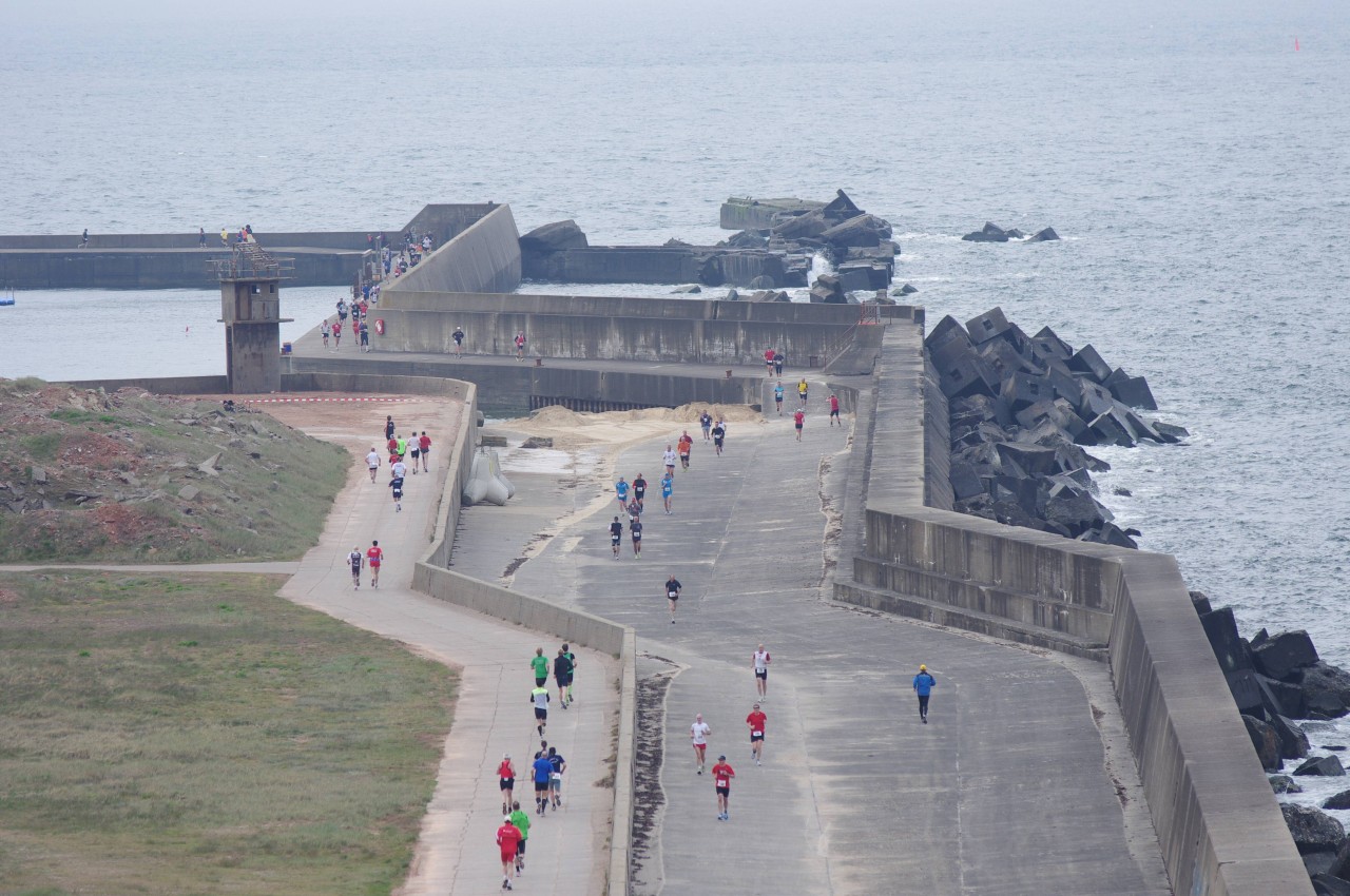 Läufer beim Helgoland-Marathon laufen den Klippenrandweg entlang (Archivbild).