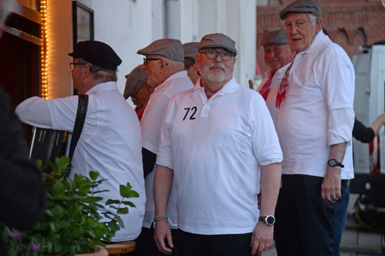 Der verkleidete Shanty-Chor bei „Inas Nacht“.