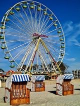 Bereits 2021 stand ein Riesenrad am Strand von Grömitz. Jetzt soll eines dauerhaft an der Ostsee entstehen. 