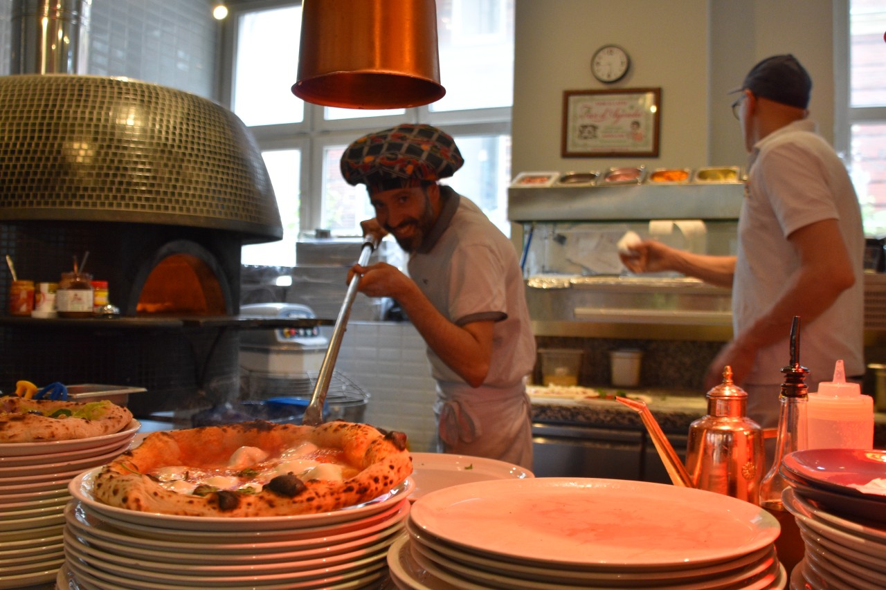 Frische italienische Pizza direkt aus dem Steinofen.