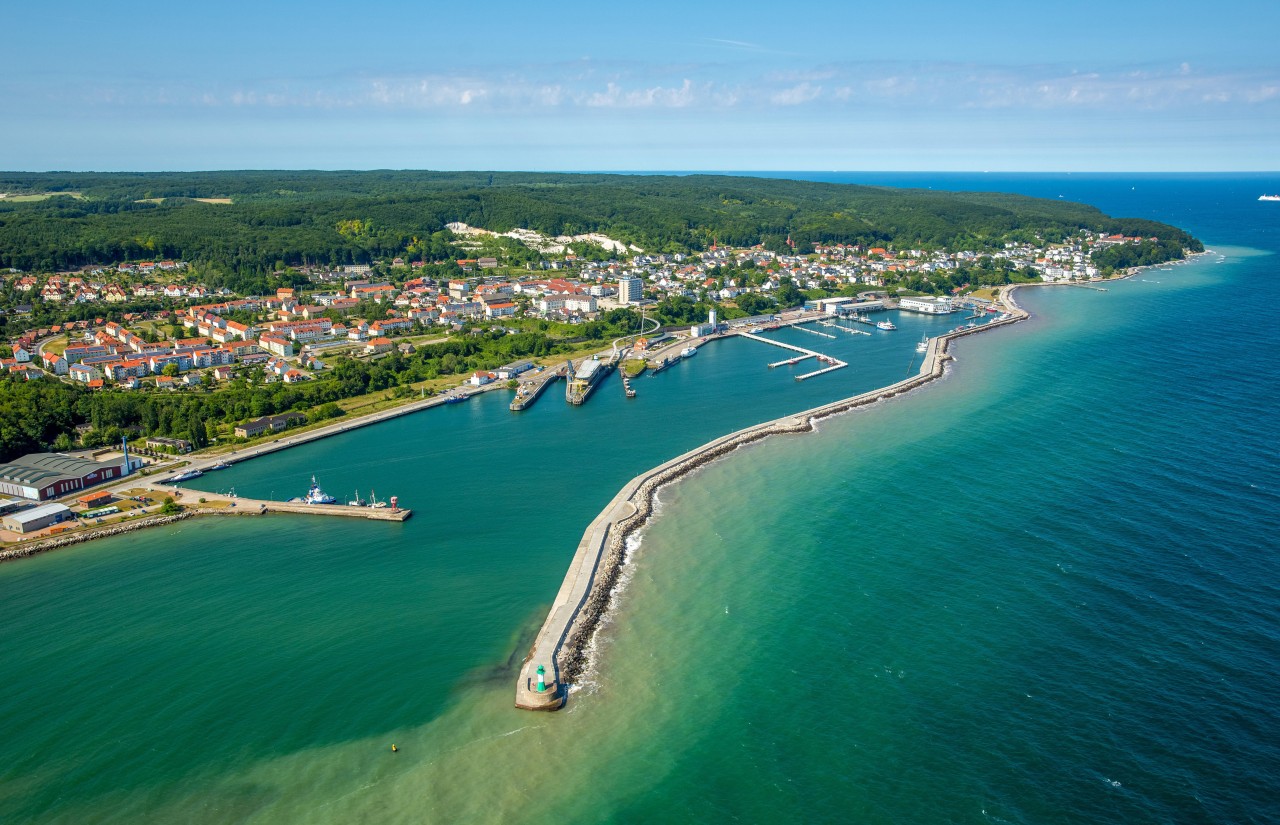 Blick auf den Stadthafen in Sassnitz auf Rügen. 