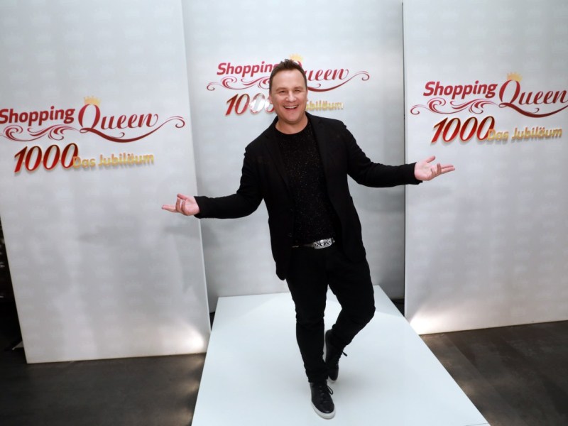 Guido Maria Kretschmer begeistert in „Shopping Queen“ bereits seit Jahren viele Menschen., Darf hier bald ein Hund neben einer frisch-gekrönten „Shopping Queen“ in Hamburg glänzen?