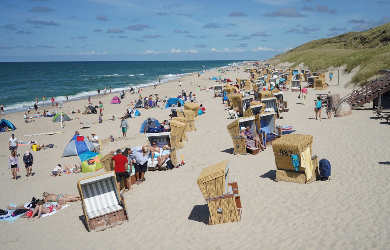 Der angekündigte Urlaubs-Ansturm auf die Nordsee-Insel Sylt, verleitet einen Hotelier zu Maßnahmen, die unter den Urlaubern für Ärger sorgen könnten (Symbolbild). 