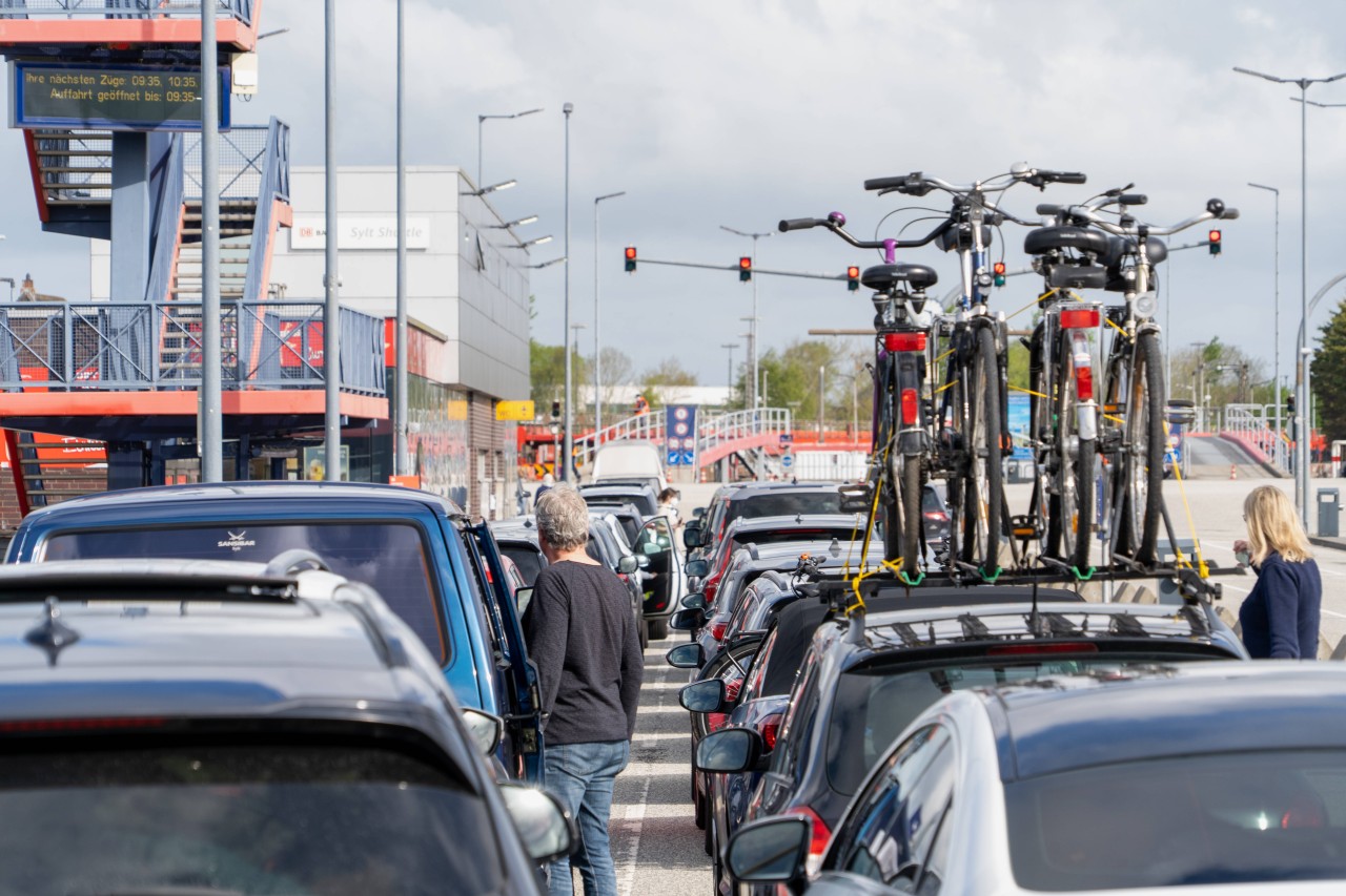 Sylt: An der Verladestelle des Autozugs ist gerade an Pfingsten mit langen Wartezeiten zu rechnen. 